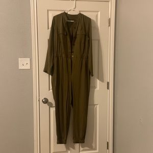 Banana Republic Olive jumpsuit. Material is soft. Size 14. Never worn. Slim fit.